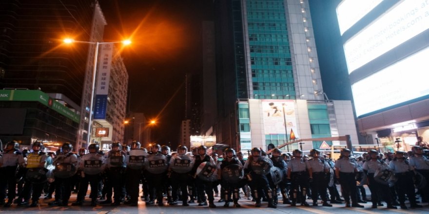Hong Kong hükümeti alışveriş merkezlerinde protesto edildi