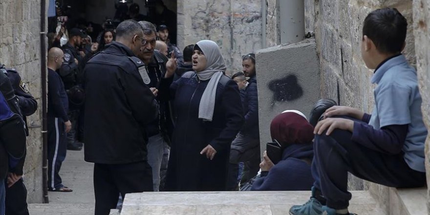 İsrail polisi Kudüs'te Filistinli bir aileyi zorla evinden çıkardı