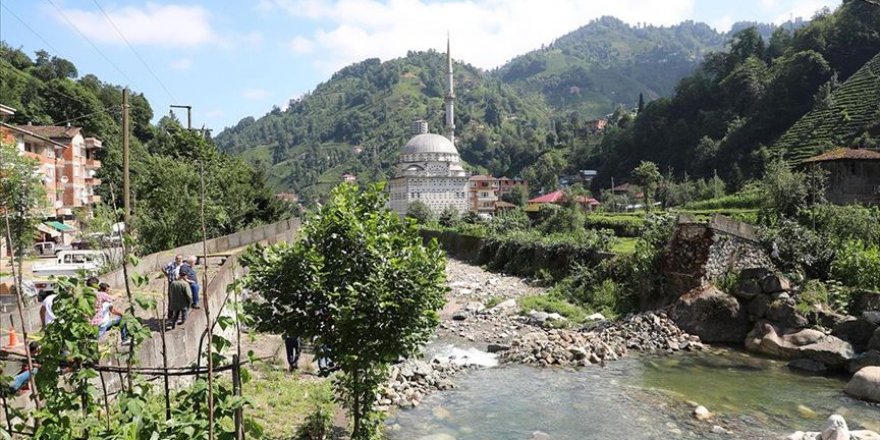 Rize'de tarihi kemer köprü yıkıldı
