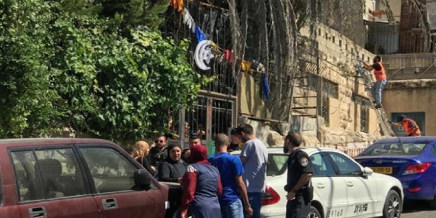İsrail polisi Kudüs'te Filistinli bir aileyi zorla evinden çıkardı