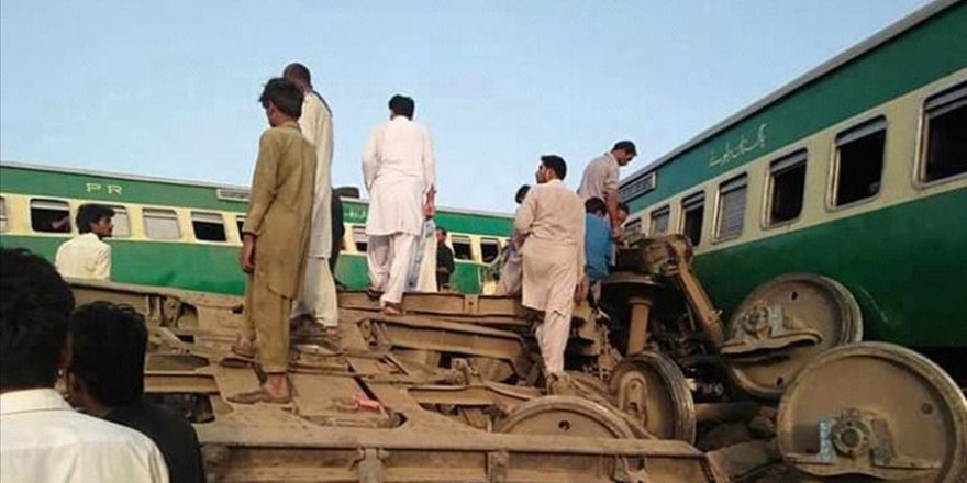 Pakistan'da trenler çarpıştı