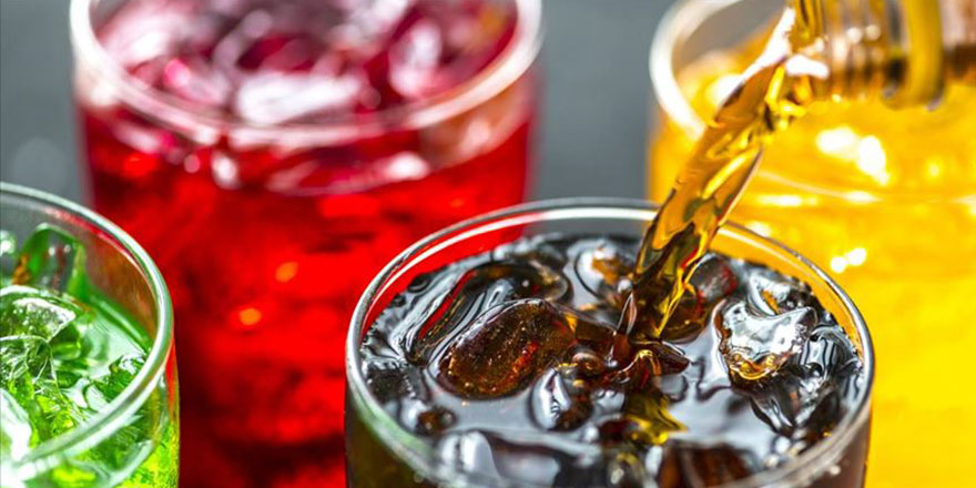 Şekerli ve gazlı içecekler daha hızlı yaşlandırıyor