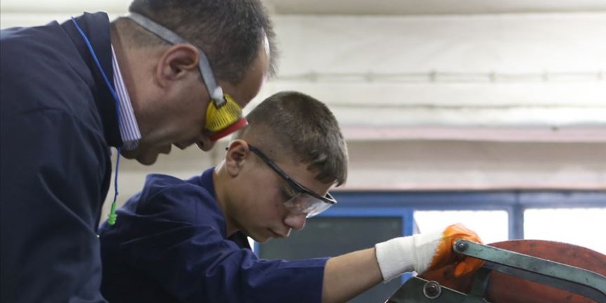 Binlerce mesleki eğitim merkezi öğrencisine lise diploması imkanı