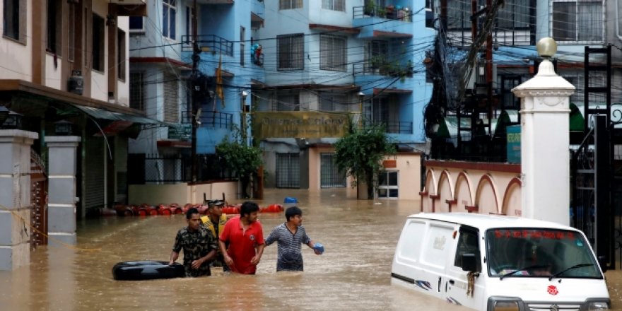 Nepal'de sel ve toprak kayması ölüm getirdi