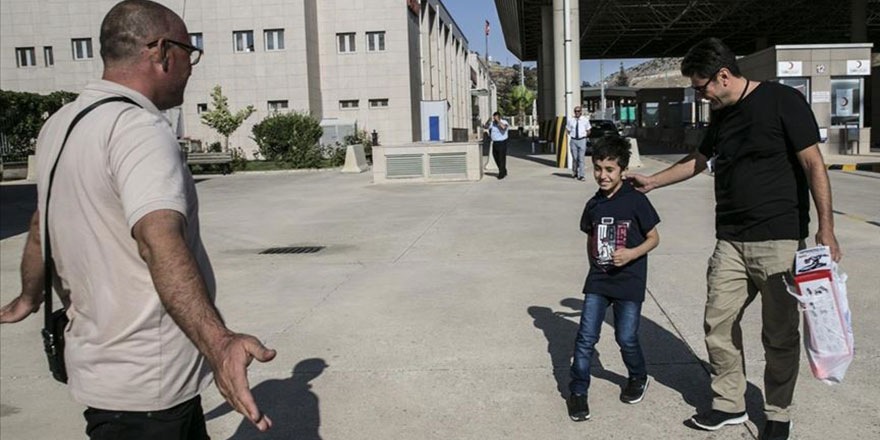 DEAŞ'ın ailesinden ayırdığı küçük Ezidi amcasına kavuştu