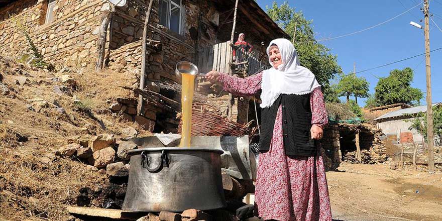 Dalından sofraya dutun pekmeze tatlı yolculuğu