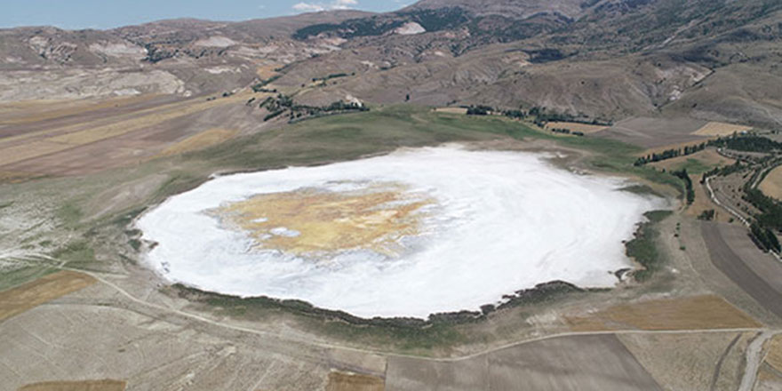 Kuruyan mavi gölden geriye beyaz örtü kaldı