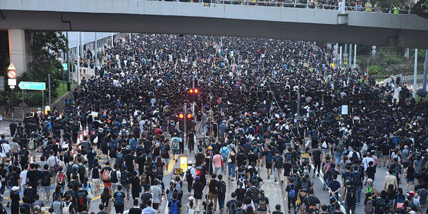 Hong Kong'da Çin'i protesto eylemlerine kamu çalışanları da katıldı