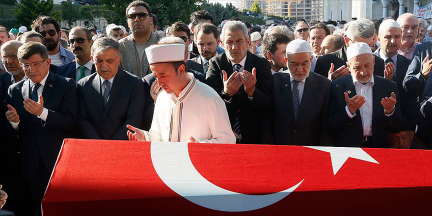 Eski Devlet Bakanı Emre son yolculuğuna uğurlandı