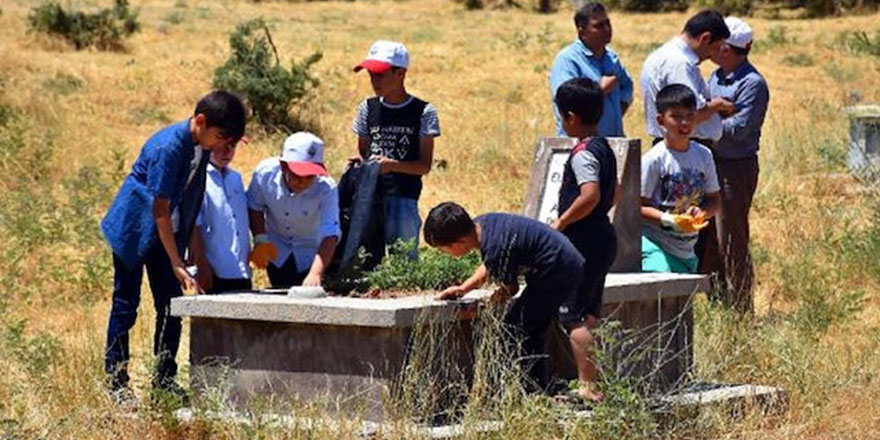 Kur'an Kursu öğrencileri mezarlıkları temizledi