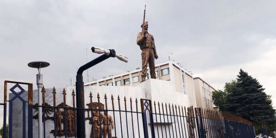 Jandarma, askerin arkasındaki Atatürk heykelini kaldırdı
