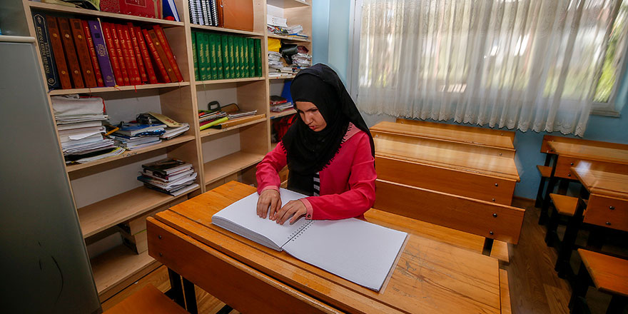 Görme engelli Merve azmiyle YKS'de başarılı oldu