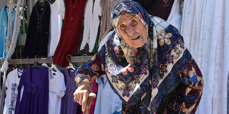 Dilenmem diyen 90 yaşındaki Fahriye teyze pazarda tezgah açıp hasta oğluna bakıyor