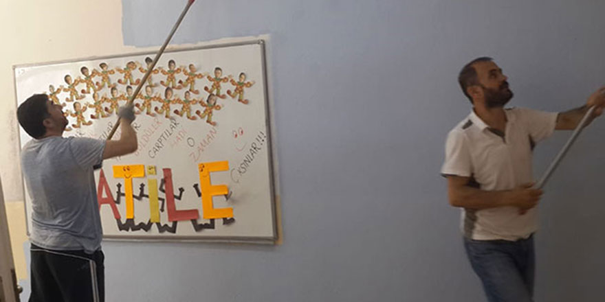 Müdür ve yardımcısı okulu boyadı