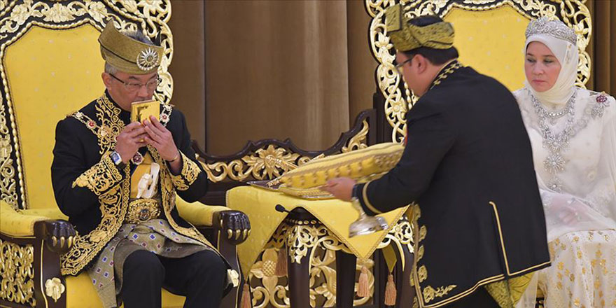 Malezya Kralı Kur'an öptü, tacını giydi