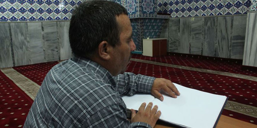 Görmeyen gözleri ile Kur'an öğrendi 4 defa hatmetti