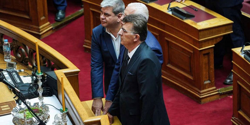 Yunanistan'da milletvekilleri Kur'an'a el basarak yemin etti Metropolit kızdı