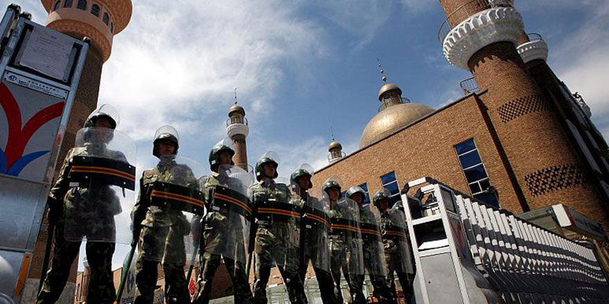 Hong Kong'da protestocular Uygur Türklerine destek için toplandı