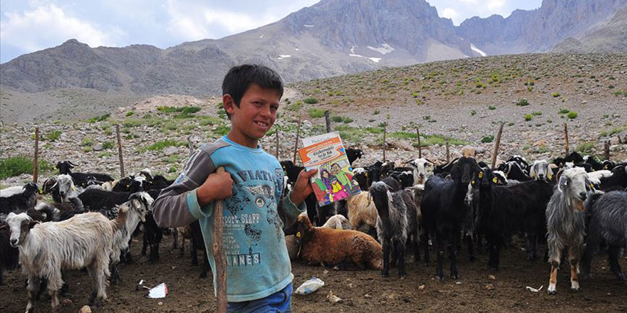 Çobanların ayağına kitap taşıyorlar