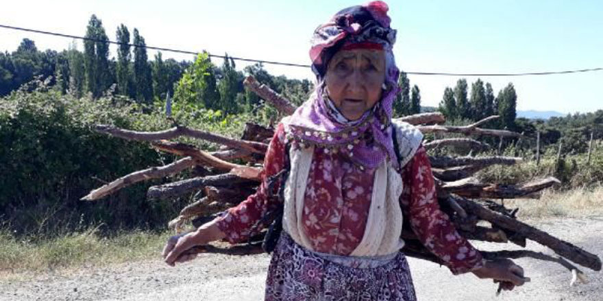 94 yaşında, kışlık odununu sırtında taşıyor