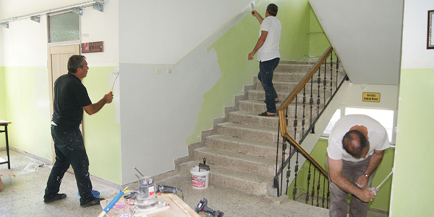 Yönetici oldukları okulun tadilatında çalışıyorlar