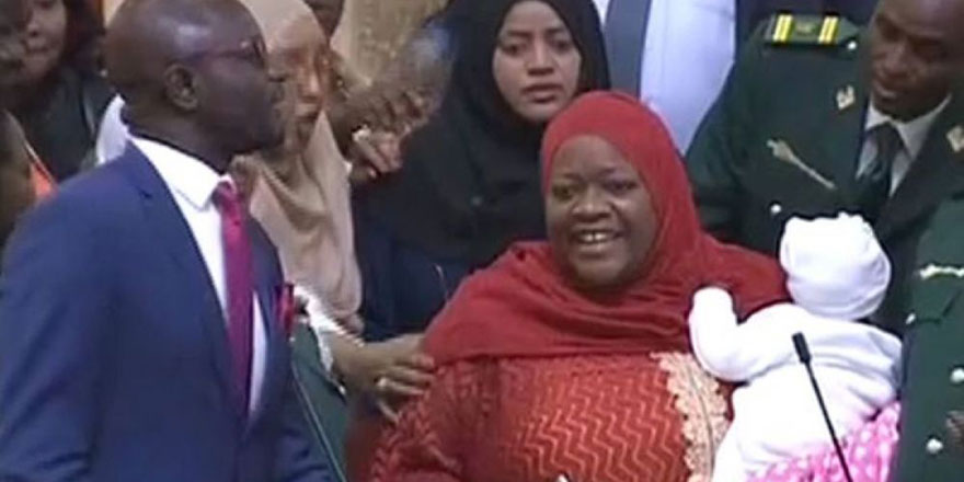 Kenya'da Ulusal Meclis'e bebeğiyle giden milletvekili, zorla salondan çıkarıldı
