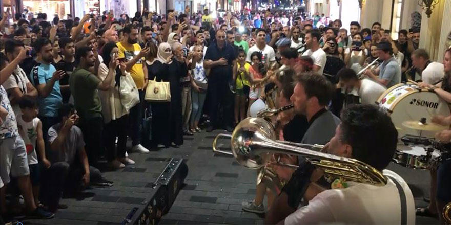 Fransız sokak müziği grubunun 'ezan' hassasiyeti