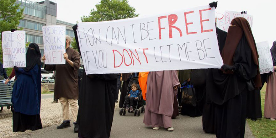 Hollanda'da burka yasağı protestosu