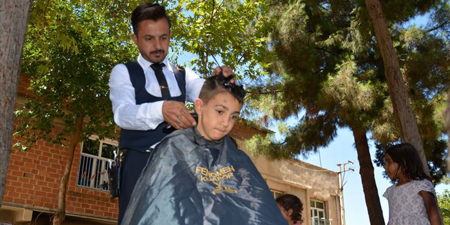 Sokak sokak dolaşıp çocukları bayram tıraşı yapıyor