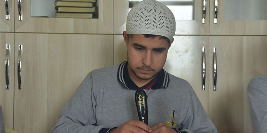 Gözünü sonradan kaybetti, ümitsizliğe düşmedi hafız oldu