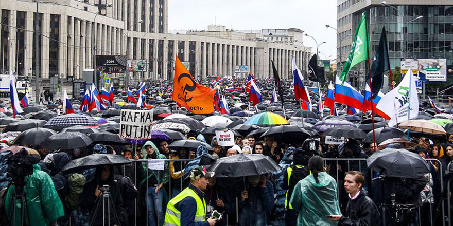 Rusya'da 'Putin hırsız' sloganlı protestolar devam ediyor