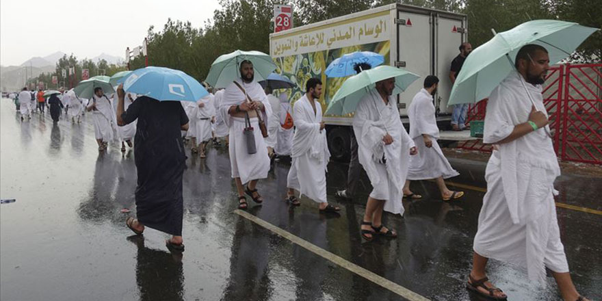 Arafat'ta dualar bitti 'sağanak rahmet' yağdırıldı