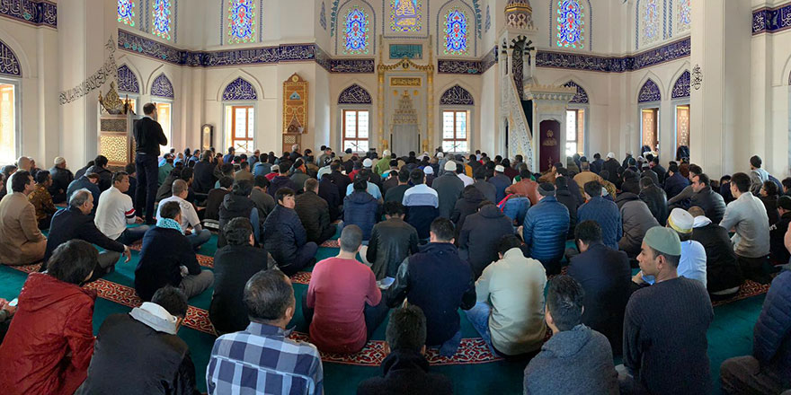 Japonya'da bayram namazı iki defa kılındı
