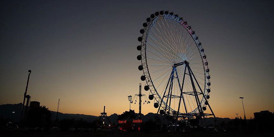 Antalya'da 90 metre yüksekliğinde dönme dolap açıldı