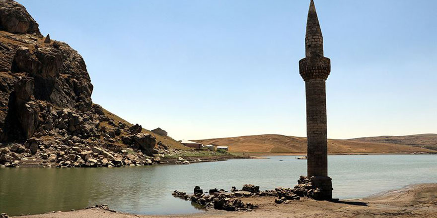 Baraj suları çekilince eski köy yeniden göründü