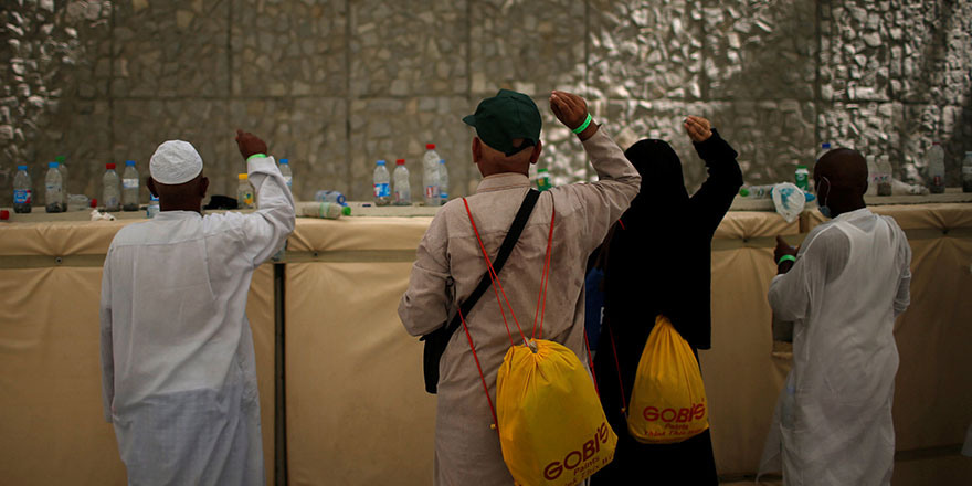 Hacılar bayramın ikinci gününde de şeytan taşlamaya devam etti