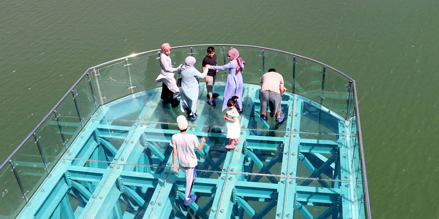 Türkiye'nin en uzun cam terası adrenalin tutkunlarını cezbediyor