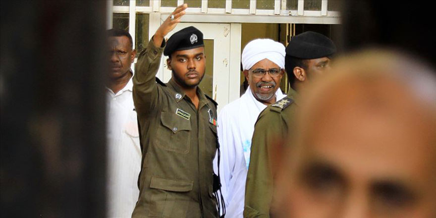 Sudan'ın devrik lideri Beşir hakim karşısında