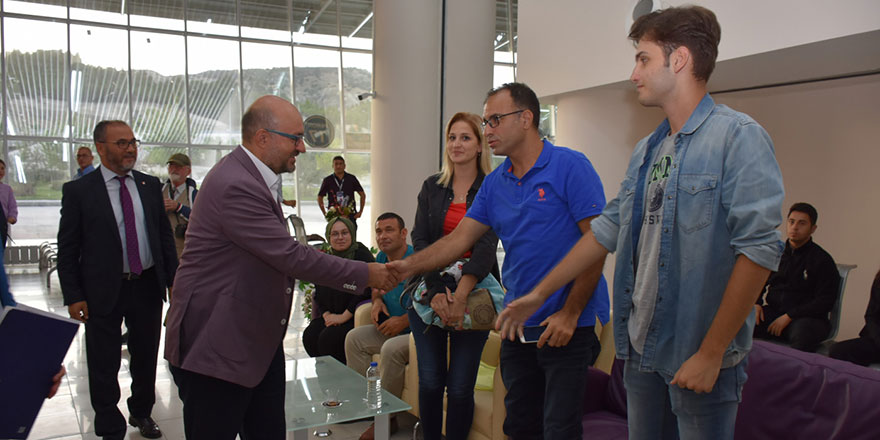 Rektör öğrencileri otogarda karşıladı