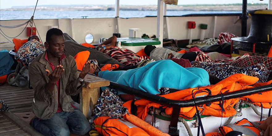 19 gündür denizde bekleyen düzensiz göçmenler karaya çıkacak