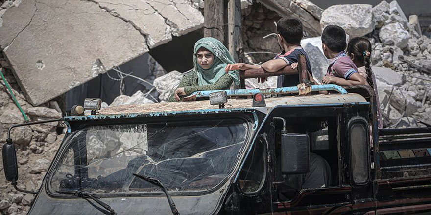 Rusya saldırıyor 200 bin İdlibli Türkiye'ye geliyor