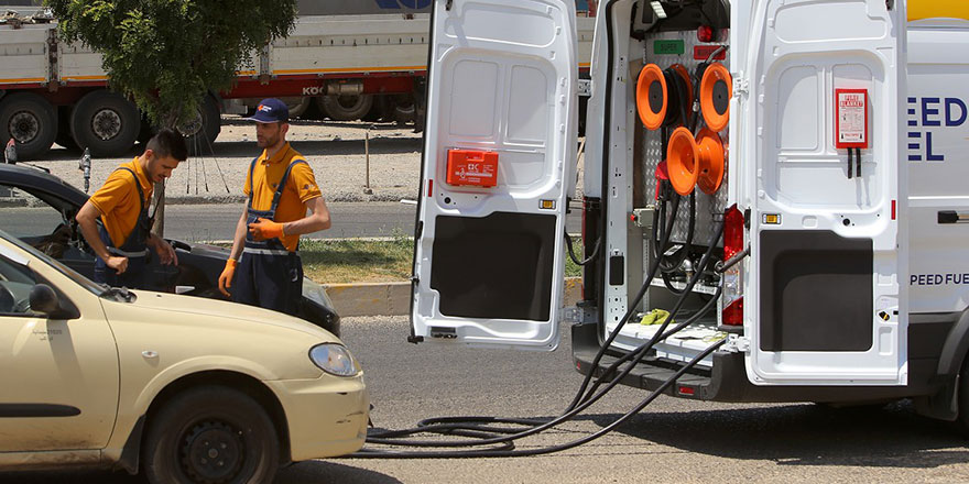 İlk seyyar benzinlik yolda kalanların imdadına yetişiyor