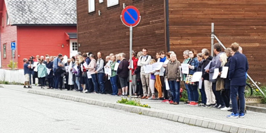 Norveç’te Hristiyanlar cuma namazı sırasında camiye kalkan oldu