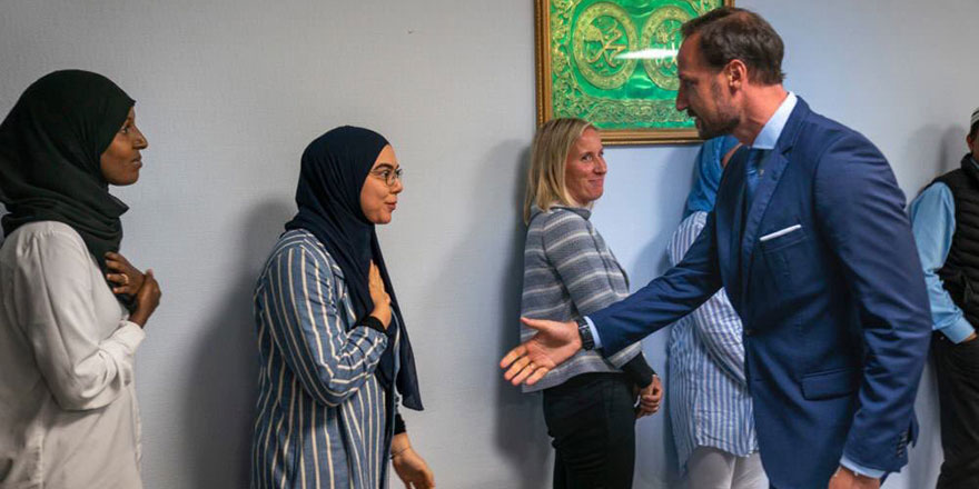Norveç Veliaht Prensinin, kendisiyle tokalaşmayan Müslüman kadınlara verdiği tepki