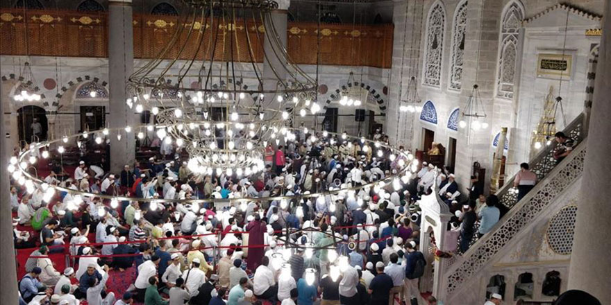 "Birlik ve beraberliğimizin teminatı camilerdir"