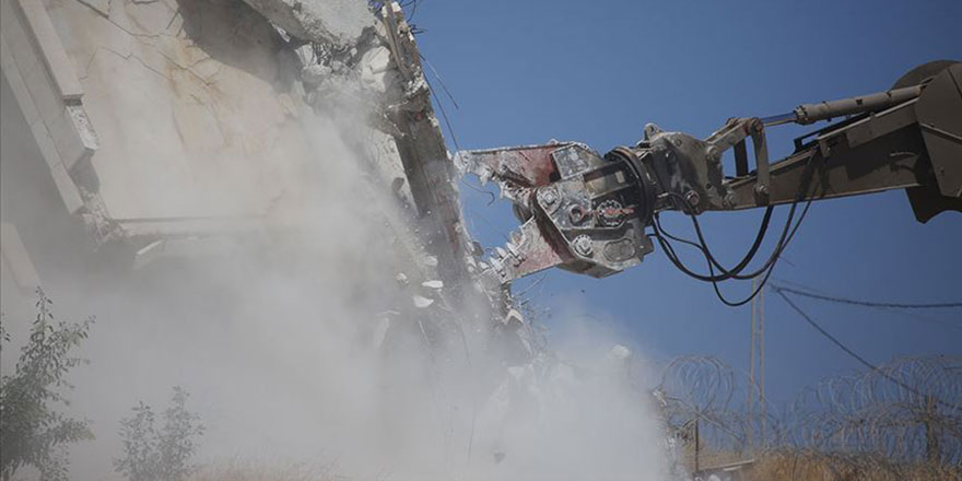 Filistinli aile evlerini kendi elleriyle yıkmaya zorlanıyor
