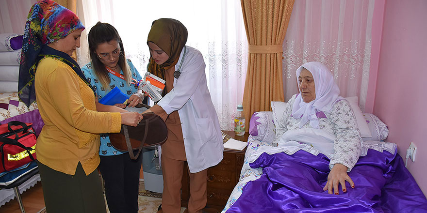 Hastaları evde tedavi ediyorlar dualarını alıyorlar