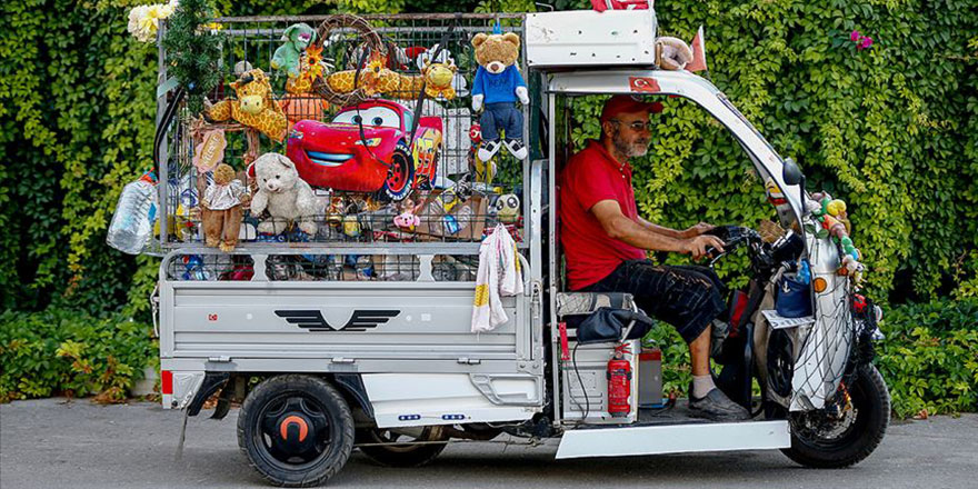 Çöpten çıkan oyuncaklarla hayalleri gerçekleştiriyor