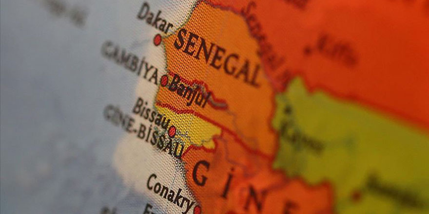 Fransa'nın Senegal'deki eli başörtüsü ile uğraşıyor