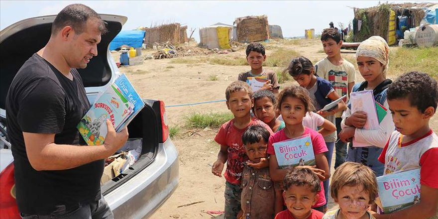 Köy köy dolaşarak çocuklara kitap dağıtıyor